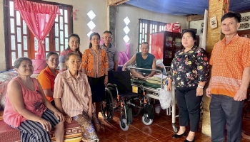 มอบรถเข็นนั่ง (Weelchair) ให้กับผู้พิการรายนายวีระ แก้วสรภูมิ ณ บ้านเลขที่ 76 หมู่ 5 ต.โนนทอง อ.นายูง จ.อุดรธานี